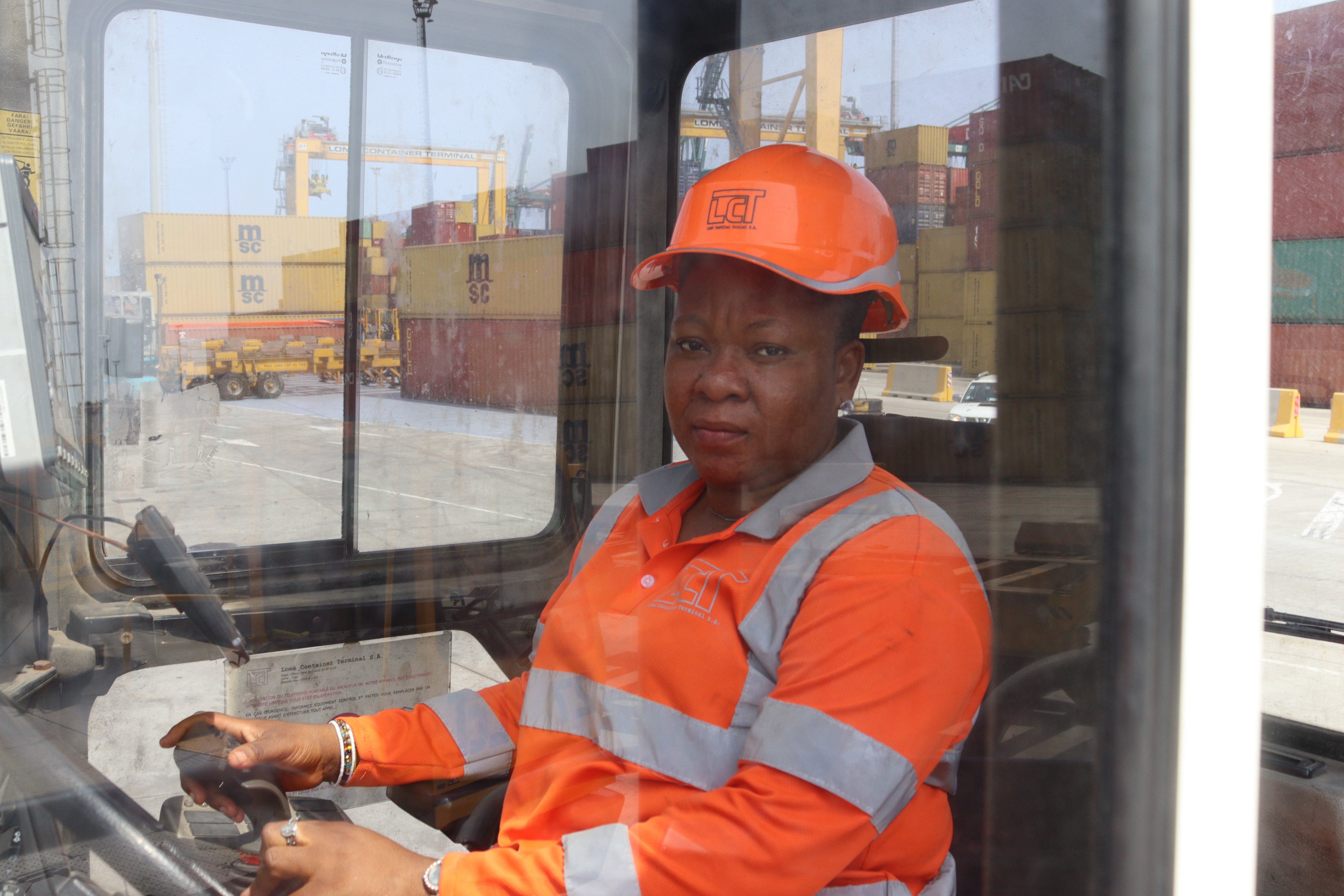 Mme. GBOVI Afi à bord de son équipement à Lomé Container Terminal
